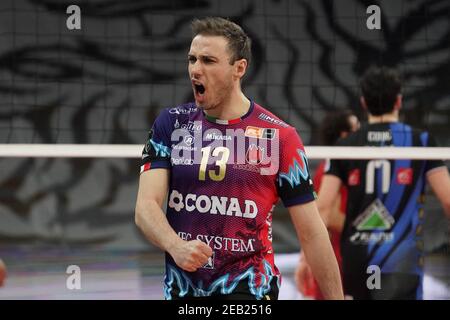 Perugia, Italia. 11 Feb 2021. Perugia, Italia, PalaEvangelisti, 11 febbraio 2021, massimo colaci (n.13 libero sir safety conad perugia) esulta durante Tours VB vs Sir SICOMA Monini Perugia - CEV Champions League volley match Credit: Loris Cerquiglini/LPS/ZUMA Wire/Alamy Live News Foto Stock