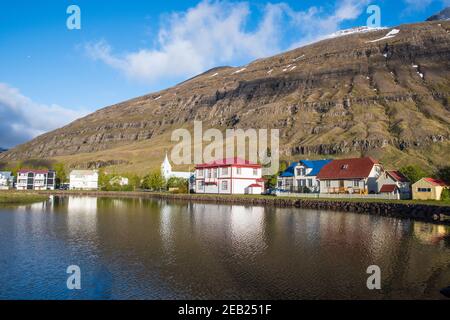 Vecchi edifici vicino al lago nella città di Seydisfjordur in Islanda orientale Foto Stock