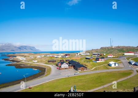 Villaggio di djupivogur nell'Islanda orientale in una giornata estiva Foto Stock