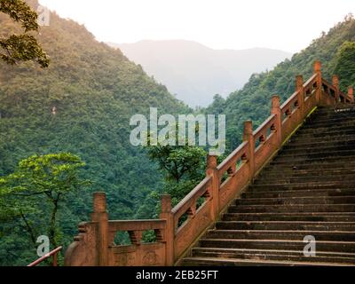 Scale che conducono alla cima del Monte Emei Foto Stock