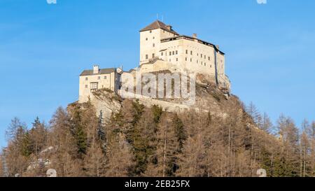 Castello di Tarasp - castello fortificato di montagna nelle Alpi svizzere, Engadin, Svizzera Foto Stock