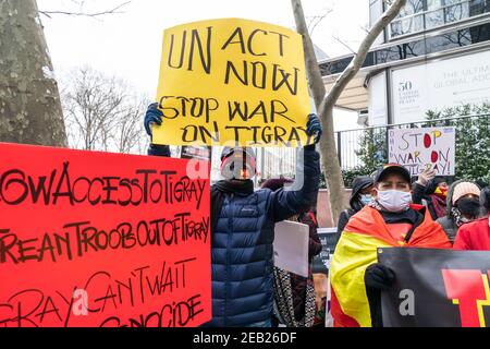 New York, NY - 11 febbraio 2021: Manifestanti con bandiere e manifesti Tigray hanno organizzato rally su Dag Hammarskjold Plaza chiedendo la fine dell'attacco dell'Etiopia ai civili Foto Stock