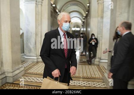 Washington, Stati Uniti. 11 Feb 2021. Il senatore repubblicano del Wisconsin Ron Johnson parte alla fine del terzo giorno del secondo processo di impeachment dell’ex presidente americano Donald J. Trump al Senato, presso il Campidoglio di Washington, DC giovedì 11 febbraio 2021. Le argomentazioni saranno presentate oggi nel processo di impeachment dell’ex presidente Donald Trump. Foto in piscina di Michael Reynolds/UPI Credit: UPI/Alamy Live News Foto Stock