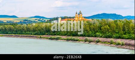 Vista panoramica dell'Abbazia di Melk, in tedesco: Stift Melk, dal Danubio. Austria. Foto Stock