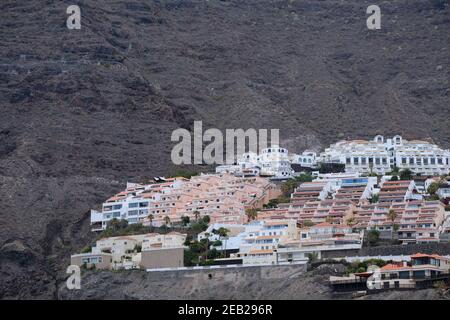 Giugno 2018 - Case e appartamenti moderni presso i Los Gigantes a Tenerife, Isole Canarie. Foto Stock