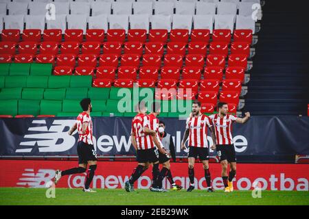 Bilbao, Paesi Baschi, Spagna. 12 Feb 2021. Giocatori di atletica che festeggiano durante la partita semifinale di Copa del Rey tra l'Athletic Club e Levante allo stadio di San Mames. Credit: EDU del Fresno/ZUMA Wire/Alamy Live News Foto Stock