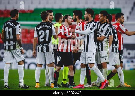 Bilbao, Paesi Baschi, Spagna. 12 Feb 2021. I giocatori si salutano durante la partita semifinale di Copa del Rey tra l'Athletic Club e Levante allo stadio di San Mames. Credit: EDU del Fresno/ZUMA Wire/Alamy Live News Foto Stock