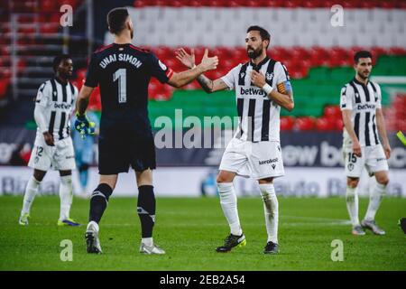 Bilbao, Paesi Baschi, Spagna. 12 Feb 2021. I giocatori si salutano durante la partita semifinale di Copa del Rey tra l'Athletic Club e Levante allo stadio di San Mames. Credit: EDU del Fresno/ZUMA Wire/Alamy Live News Foto Stock