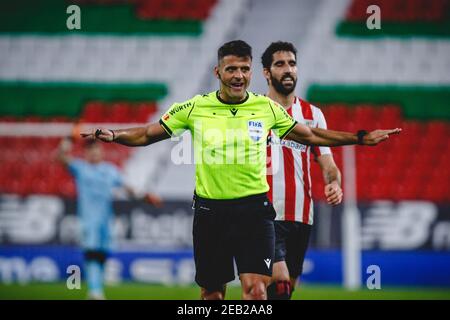 Bilbao, Paesi Baschi, Spagna. 12 Feb 2021. Arbitro che parla con i giocatori durante la partita semifinale di Copa del Rey tra Athletic Club e Levante allo stadio di San Mames. Credit: EDU del Fresno/ZUMA Wire/Alamy Live News Foto Stock