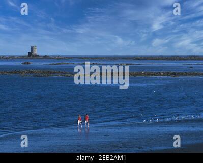 Torre di Seymour in background come visitatori a piedi lungo il litorale,Jersey,Isole del Canale. Foto Stock