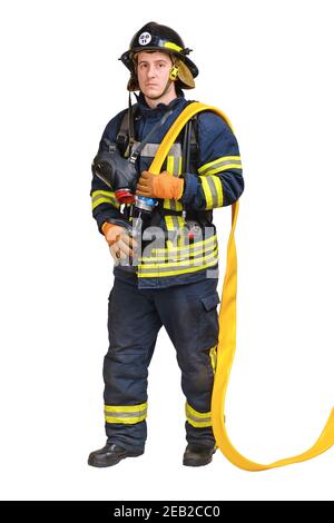 il vigile del fuoco tiene il tubo flessibile con l'ugello antincendio nelle mani e. guardando la fotocamera Foto Stock