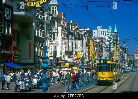 1999 STORICO SCENA STREET TRAM DAMRAK AMSTERDAM OLANDA Foto Stock