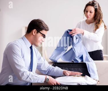 La coppia si prepara per il viaggio Foto Stock