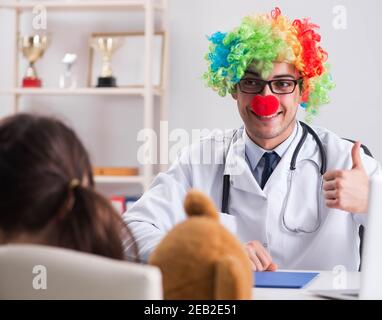 La divertente pediatra con bambina a regolari check-up Foto Stock