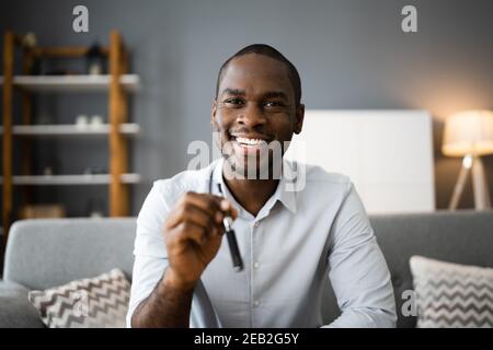 Uomo Vaping e sigaretta. Cataretta elettronica athome Foto Stock