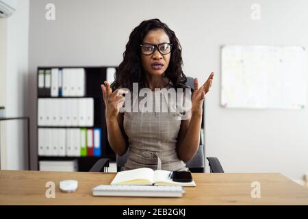 Arrabbiato triste discutere con Boss Woman in videoconferenza Foto Stock