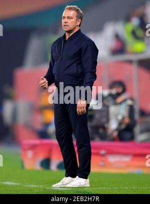 Doha, Qatar. 11 Feb 2021. Il capo allenatore della Bayern Munich Hansi Flick reagisce durante la partita finale del FIFA Club World tra il Bayern Munich e il Tigres Uanl del Messico allo stadio Education City di Doha, Qatar, 11 febbraio 2021. Credit: Nikku/Xinhua/Alamy Live News Foto Stock