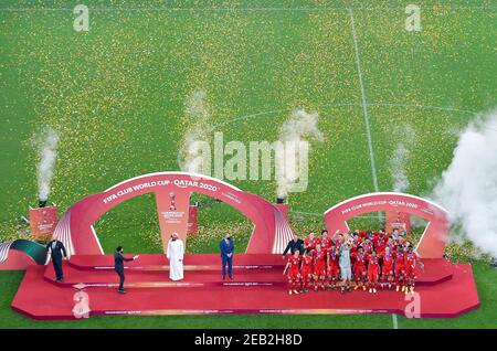 Doha, Qatar. 11 Feb 2021. I membri della squadra del Bayern Munich festeggiano con il trofeo dopo aver vinto la partita finale del FIFA Club World tra la Germania di Monaco di Baviera e il Messico Tigres Uanl al Education City Stadium di Doha, Qatar, 11 febbraio 2021. Credit: Nikku/Xinhua/Alamy Live News Foto Stock