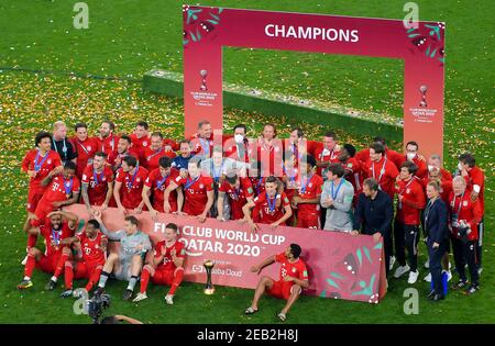 Doha, Qatar. 11 Feb 2021. I membri della squadra del Bayern Munich festeggiano con il trofeo dopo aver vinto la partita finale del FIFA Club World tra la Germania di Monaco di Baviera e il Messico Tigres Uanl al Education City Stadium di Doha, Qatar, 11 febbraio 2021. Credit: Nikku/Xinhua/Alamy Live News Foto Stock