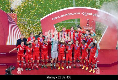 Doha, Qatar. 11 Feb 2021. I membri della squadra del Bayern Munich festeggiano con il trofeo dopo aver vinto la partita finale del FIFA Club World tra la Germania di Monaco di Baviera e il Messico Tigres Uanl al Education City Stadium di Doha, Qatar, 11 febbraio 2021. Credit: Nikku/Xinhua/Alamy Live News Foto Stock