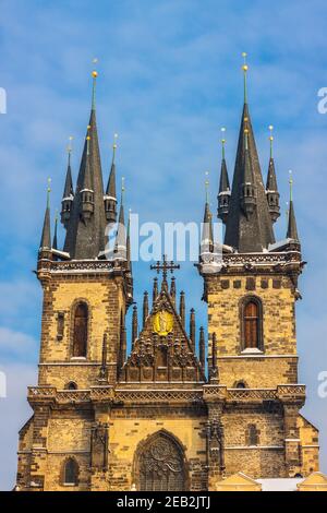 Chiesa di nostra Signora prima di Tyn in serata a Praga, Repubblica Ceca. Chiesa con torri di 80 metri di altezza è una caratteristica dominante della Città Vecchia di Pr Foto Stock