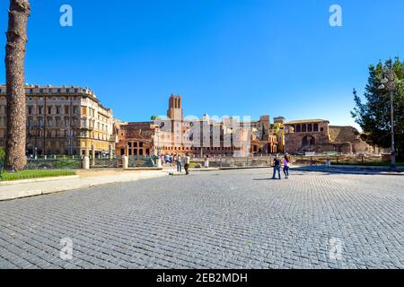 Il turista a godere di una giornata di sole visite turistiche nei pressi delle rovine di Mercati di Traiano nel centro storico di Roma, Italia Foto Stock