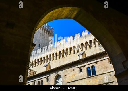 La statua d'angelo dorato della Vergine Maria in cima ad Avignone, la cattedrale della Francia visto dall'interno del Palazzo del Papa. Foto Stock