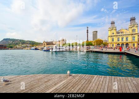 Il lungomare e Mediterraneo mare e costa su un soleggiato Giornata estiva a Barcellona Spagna Foto Stock