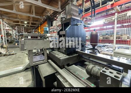 Macchina formatrice a rulli. L'interno dell'impianto che produce un profilo metallico. Foto Stock