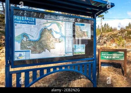 Il cartello di benvenuto per Post Falls Community Forest vicino alla diga Post Falls con le indicazioni per il sentiero pedonale di Post Falls, Idaho, USA Foto Stock