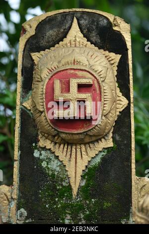 Indonesia Bali - Ubud antico simbolo di swastika religiosa - rivolto a destra o in senso orario Foto Stock