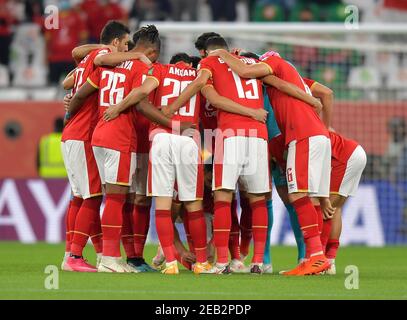 Doha, Qatar. 11 Feb 2021. I giocatori di al Ahly SC si riuniscono prima della partita della Coppa del mondo FIFA Club al 3° posto tra l'Egitto al Ahly SC e il Brasile se Palmeiras al Education City Stadium di Doha, Qatar, 11 febbraio 2021. Credit: Nikku/Xinhua/Alamy Live News Foto Stock