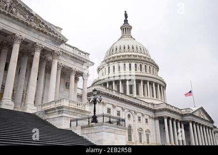 Washington, Stati Uniti. 11 Feb 2021. Il Campidoglio degli Stati Uniti è visto il terzo giorno del processo di impeachment dell'ex presidente Trump, a Washington, DC giovedì 11 febbraio 2021. I manager dell'impeachment hanno dichiarato che Trump era "responsabile ingenuamente" per l'attacco del 6 gennaio al Campidoglio degli Stati Uniti e che doveva essere condannato e impedito di tenere nuovamente il proprio ufficio pubblico. Foto di Kevin Dietsch/UPI Credit: UPI/Alamy Live News Foto Stock