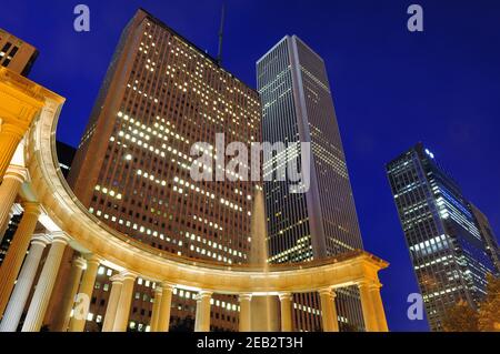 Chicago, Illinois, Stati Uniti. Millennium Monument in Wrigley Square e il Prudential Building, l'Aon Center e il Blue Cross-Blue Shield Center. Foto Stock