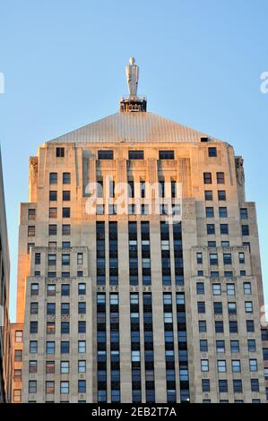 Chicago, Illinois, Stati Uniti. La cima del Chicago Board of Trade Building, sormontata da una statua in alluminio di Ceres, la dea romana dell'agricoltura. Foto Stock