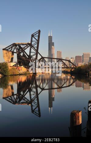 Chicago, Illinois, Stati Uniti. La Willis Tower (ex Sears Tower) vista da Chinatown e dal lato sud-ovest della città. Foto Stock