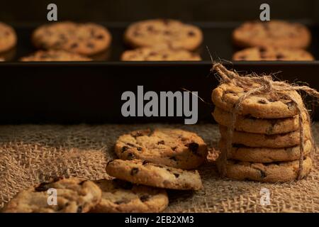 Fascino rustico: Biscotti al cioccolato appena sfornati Foto Stock