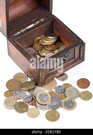 Scrigno di legno pieno di monete thai isolato su bianco Foto Stock