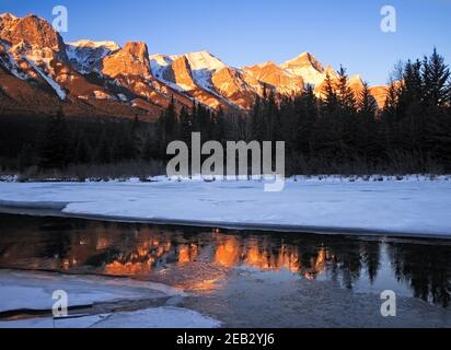 Mount Rundle e il fiume Bow in inverno da Canmore, Alberta, Canada Foto Stock