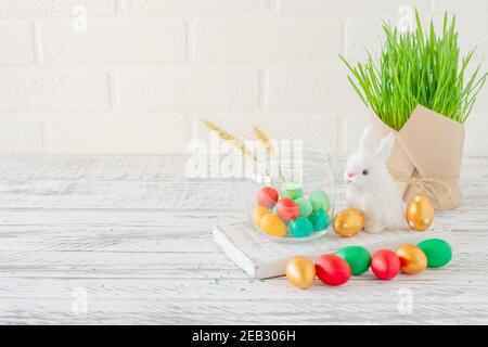 Sfondo di Pasqua. Cibo tradizionale sul tavolo delle vacanze - torta di Pasqua e uova dipinte di Pasqua. Ricetta di Pasqua Foto Stock