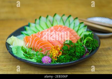 Set sushi (combo). Cucina giapponese tradizionale, sashimi di prima qualità decorati in un ambiente elegante. Foto Stock