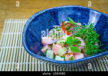 Bel piatto ceviche decorato. Cibo peruviano di prima qualità. Foto Stock