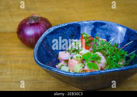 Bel piatto ceviche decorato. Cibo peruviano di prima qualità. Foto Stock