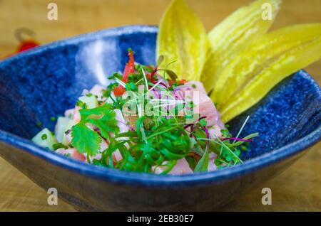 Bel piatto ceviche decorato. Cibo peruviano di prima qualità. Foto Stock