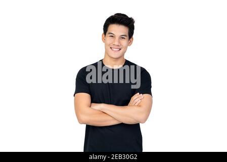 Sorridente bell'uomo asiatico in casual t-shirt nera con braccio vista incrociata dello studio della fotocamera isolato su sfondo bianco Foto Stock