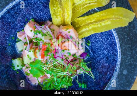 Bel piatto ceviche decorato. Cibo peruviano di prima qualità. Foto Stock