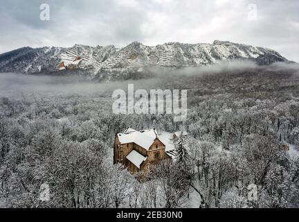 Paesaggio aereo da Hungar in montagna Bukk. Vista panoramica sulla montagna Belko andy Belapatfalva Abbazia cistercense della città in inverno che co Foto Stock