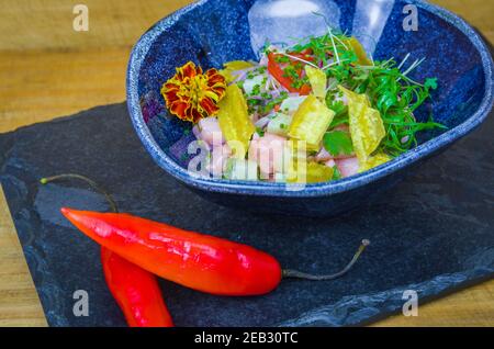 Bel piatto ceviche decorato. Cibo peruviano di prima qualità. Foto Stock