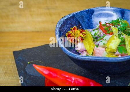 Bel piatto ceviche decorato. Cibo peruviano di prima qualità. Foto Stock