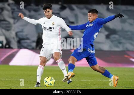 Marco Asensio (l) del Real Madrid e Cucho Hernandez di Getafe CF durante la Liga match Real Madrid contro Getafe il 9 febbraio 2021 a Madrid, Spagna. Foto di Acero/AlterPhotos/ABACAPRESS.COM Foto Stock